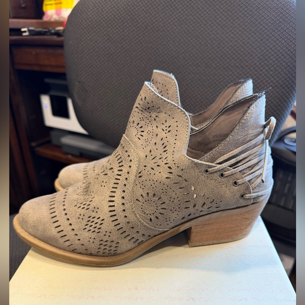 Women’s Ankle Bootie in Taupe